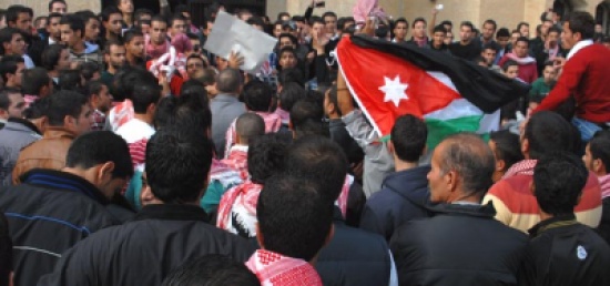 مسيرة طلابية في الجامعة الهاشمية تأييدا للقيادة الهاشمية ورفضا لمحاولات التخريب والعبث ( صور )